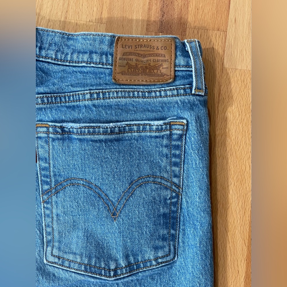 Perfect Levi’s. Trendy straight leg medium washed jeans.